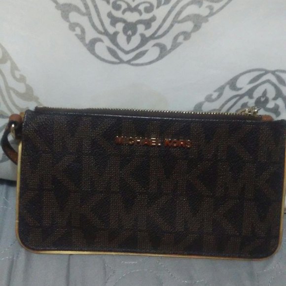 Michael Kors Handbags - Hot Authentic Michael Kors Signature Wristlet